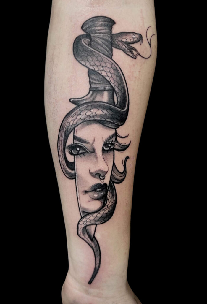 blackwork tattoo donna pugnale