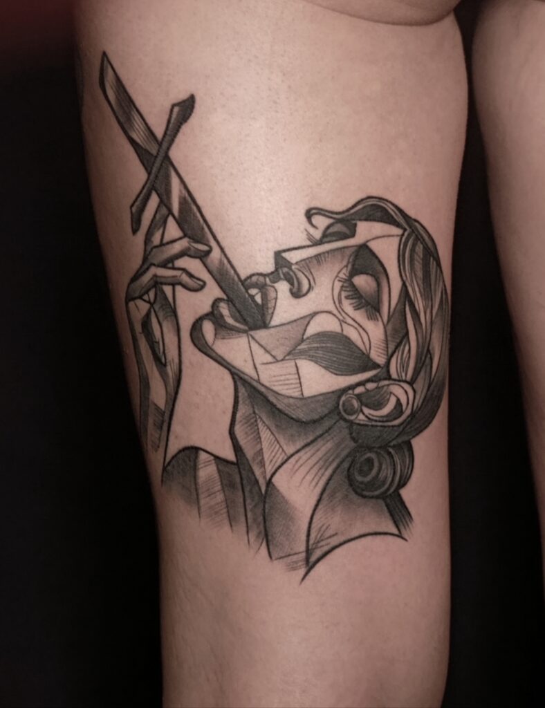 blackwork tattoo mangiatrice coltelli