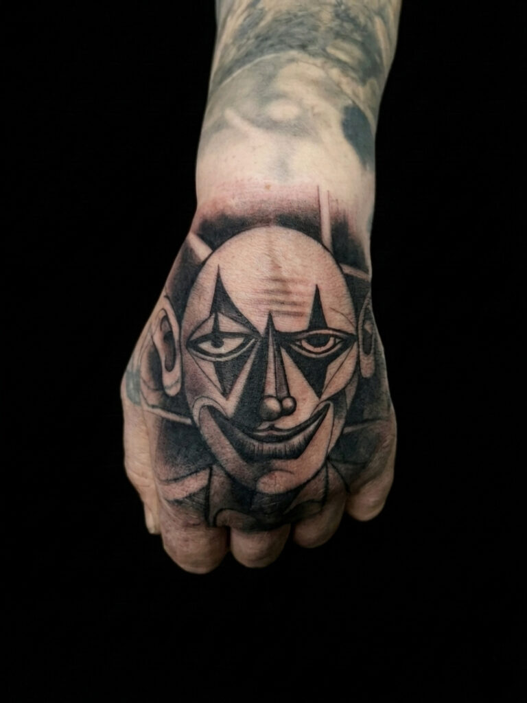 blackwork tattoo pagliaccio mano