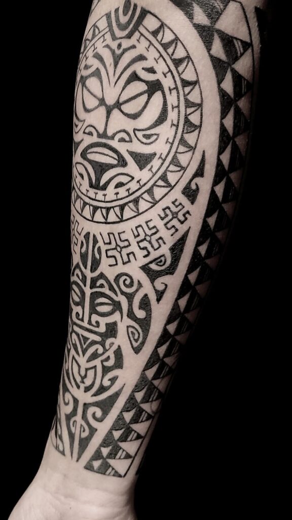 blackwork tattoo polinesiano avambraccio