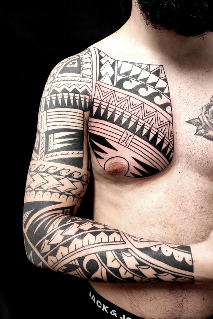 blackwork tattoo polinesiano petto braccio