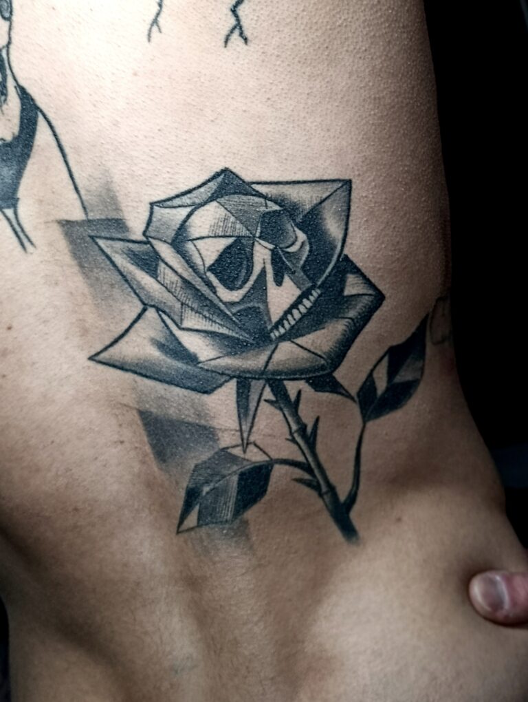blackwork tattoo teschio rosa
