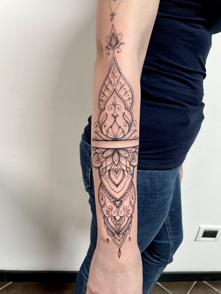fineline tattoo bracciale