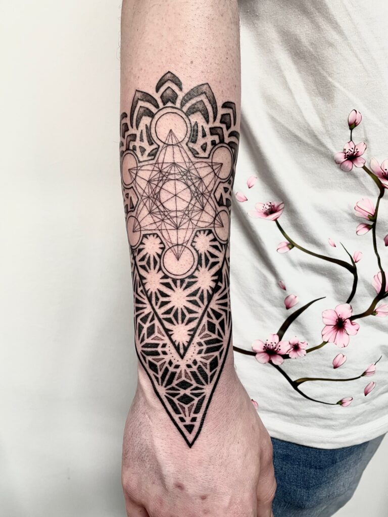 fineline tattoo geometrico mandala3