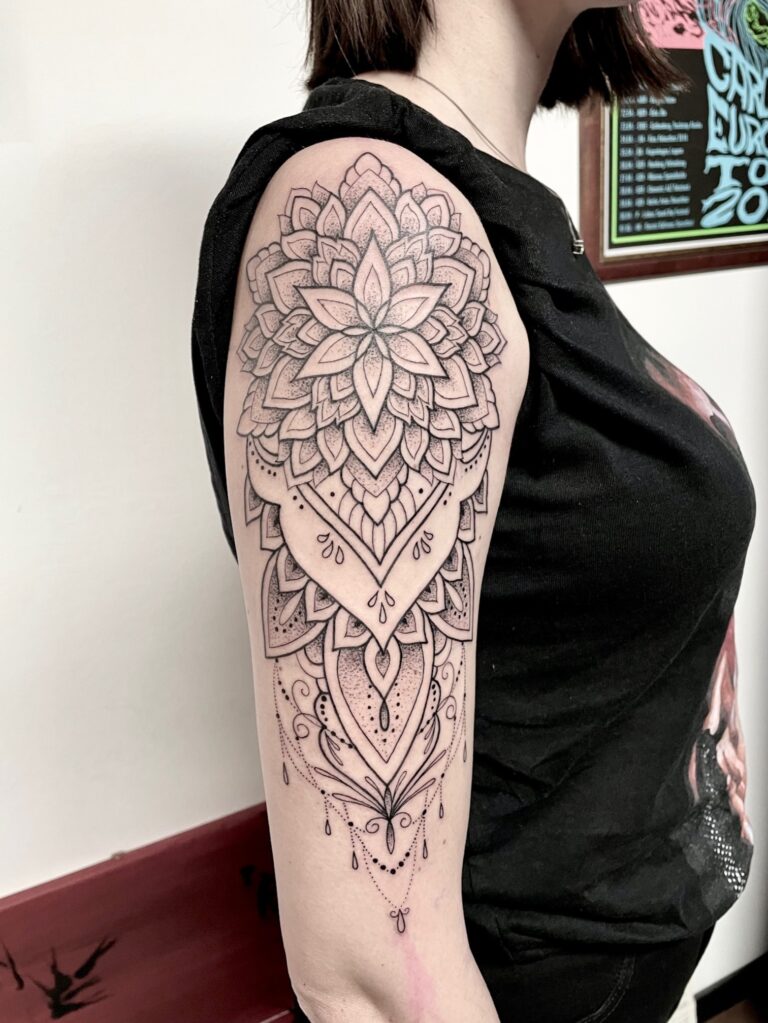 fineline tattoo ornamentale mandala