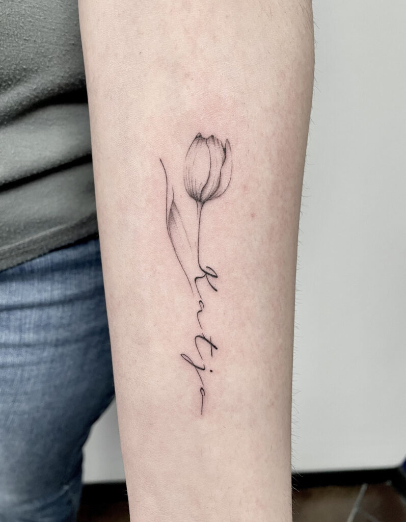 fineline tattoo tulipano lettering