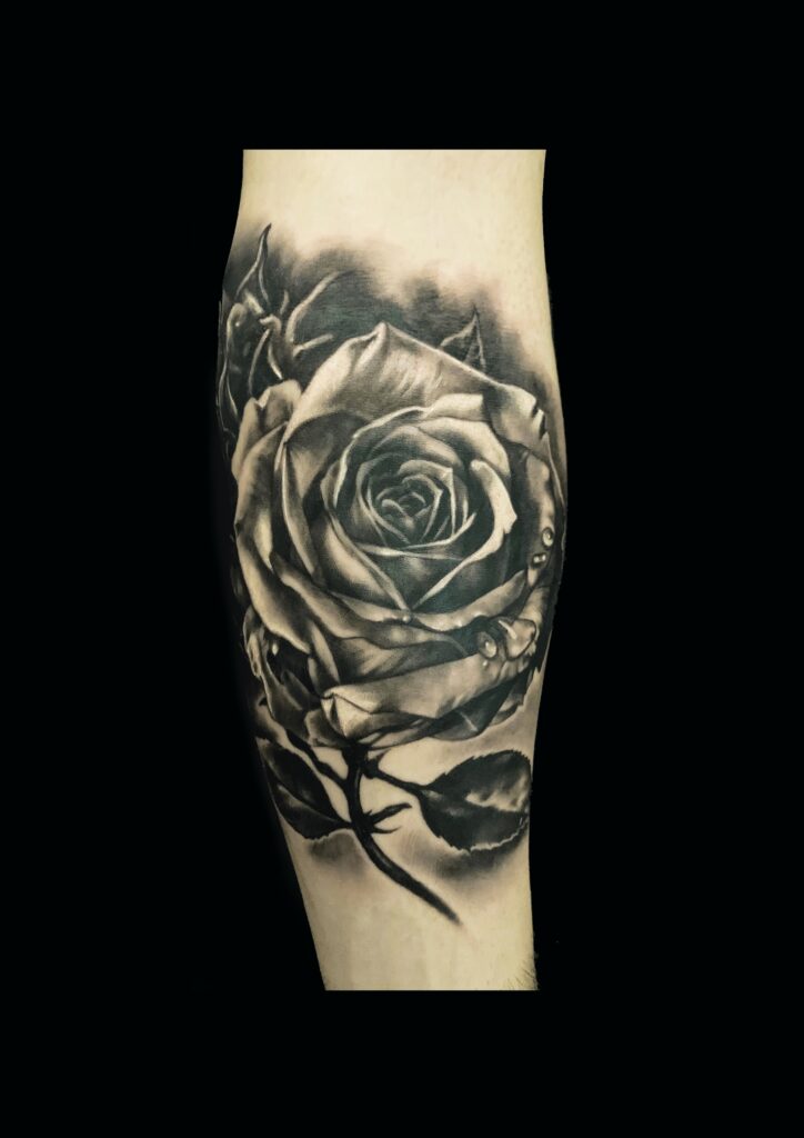 realismo tattoo rosa black